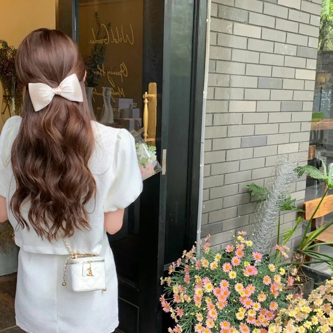 九顶假发的女孩